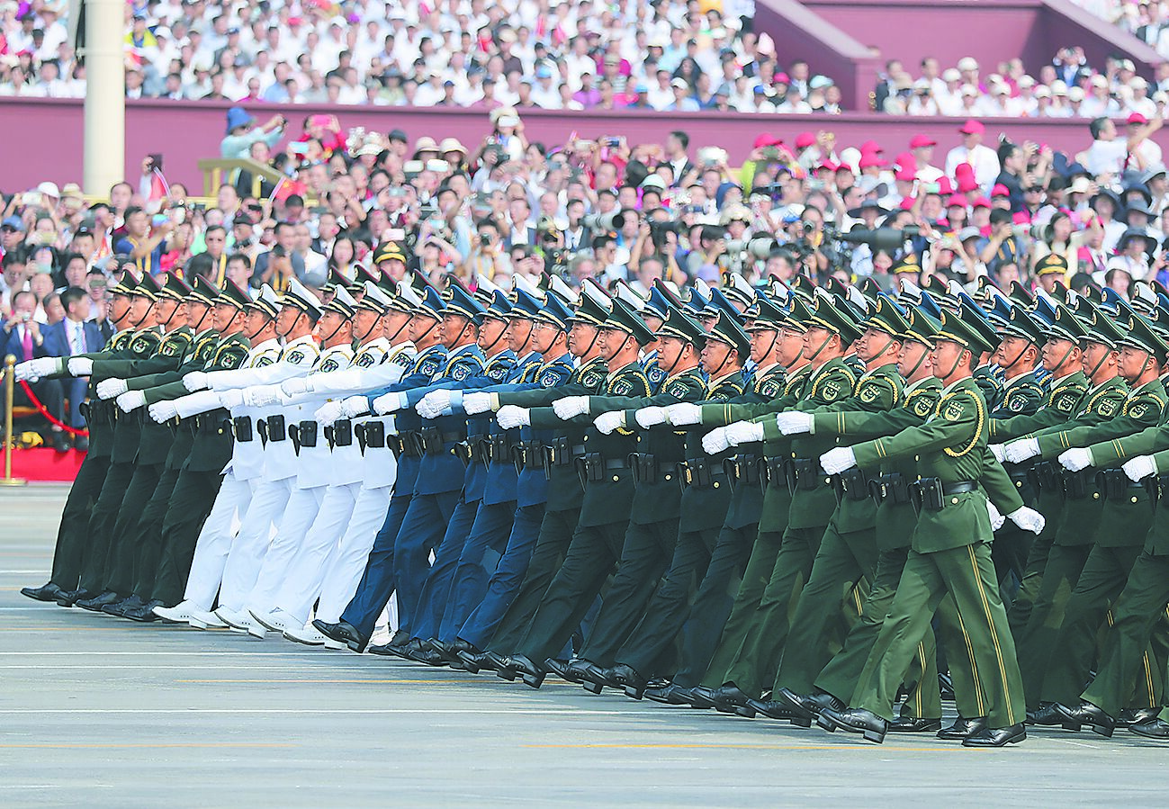 為紀念抗戰勝利80周年,中共將於9月3日在北京天安門廣場舉行大閱兵。圖為2019年慶祝中華人民共和國成立70周年的閱兵,領導指揮方隊走過天安門廣場。(中新社) image