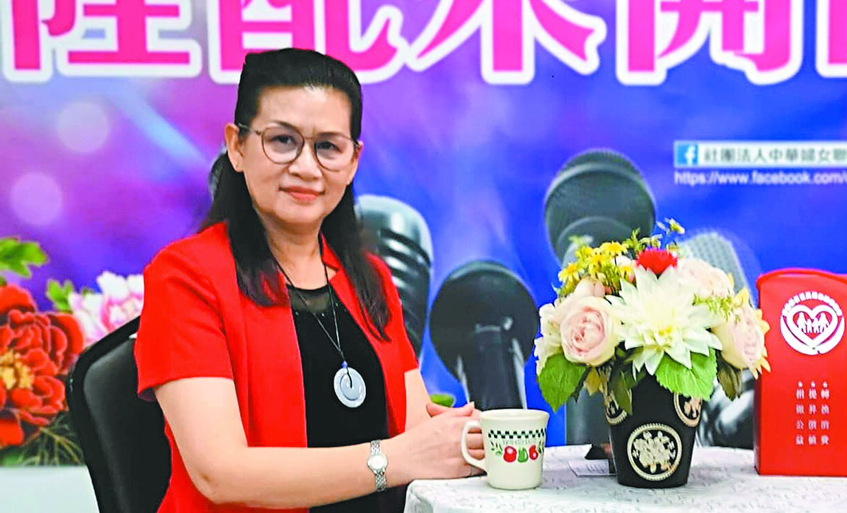 陸配何建華被起訴接受大陸金援,2019年總統大選期間參與前總統蔡英文「假博士」抗議活動,最高法院判決無罪確定。(摘自何建華臉書) image