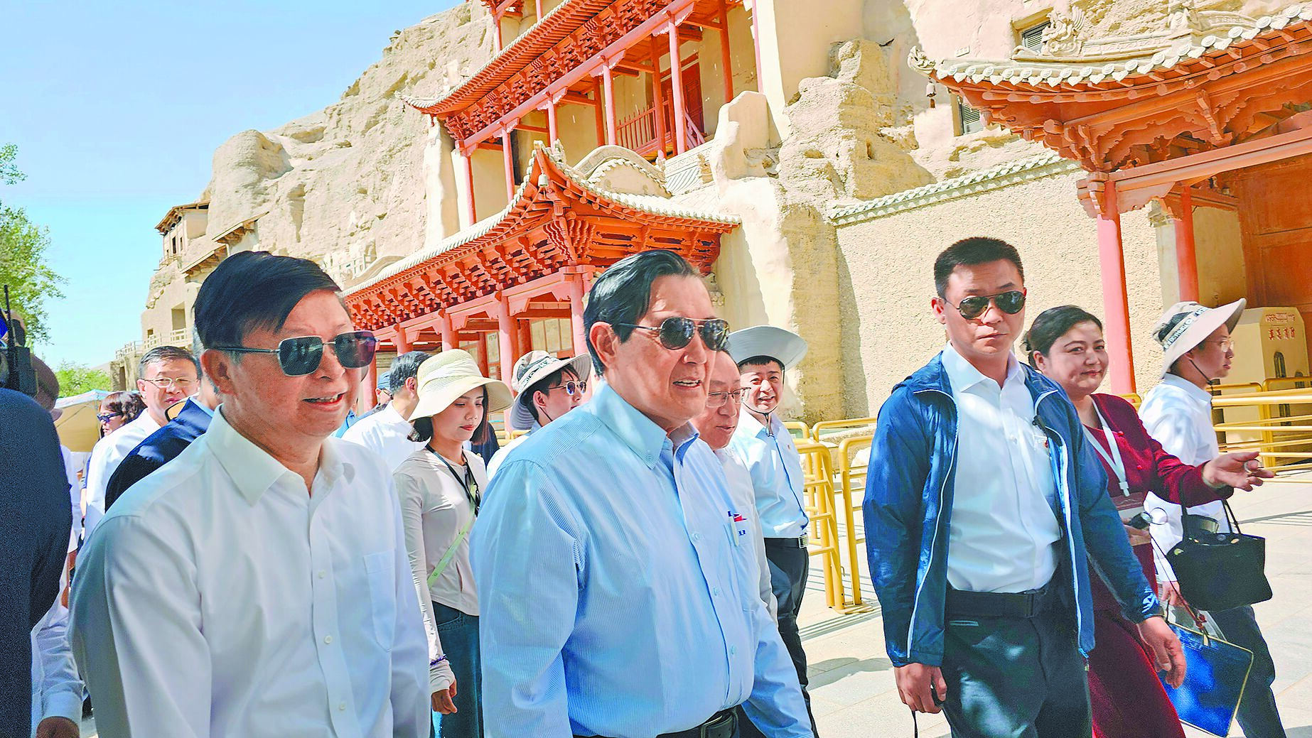 前總統馬英九第四次大陸行來到尾聲,26日上午在大陸國台辦主任宋濤陪同下,參訪敦煌莫高窟。(吳泓勳攝) image