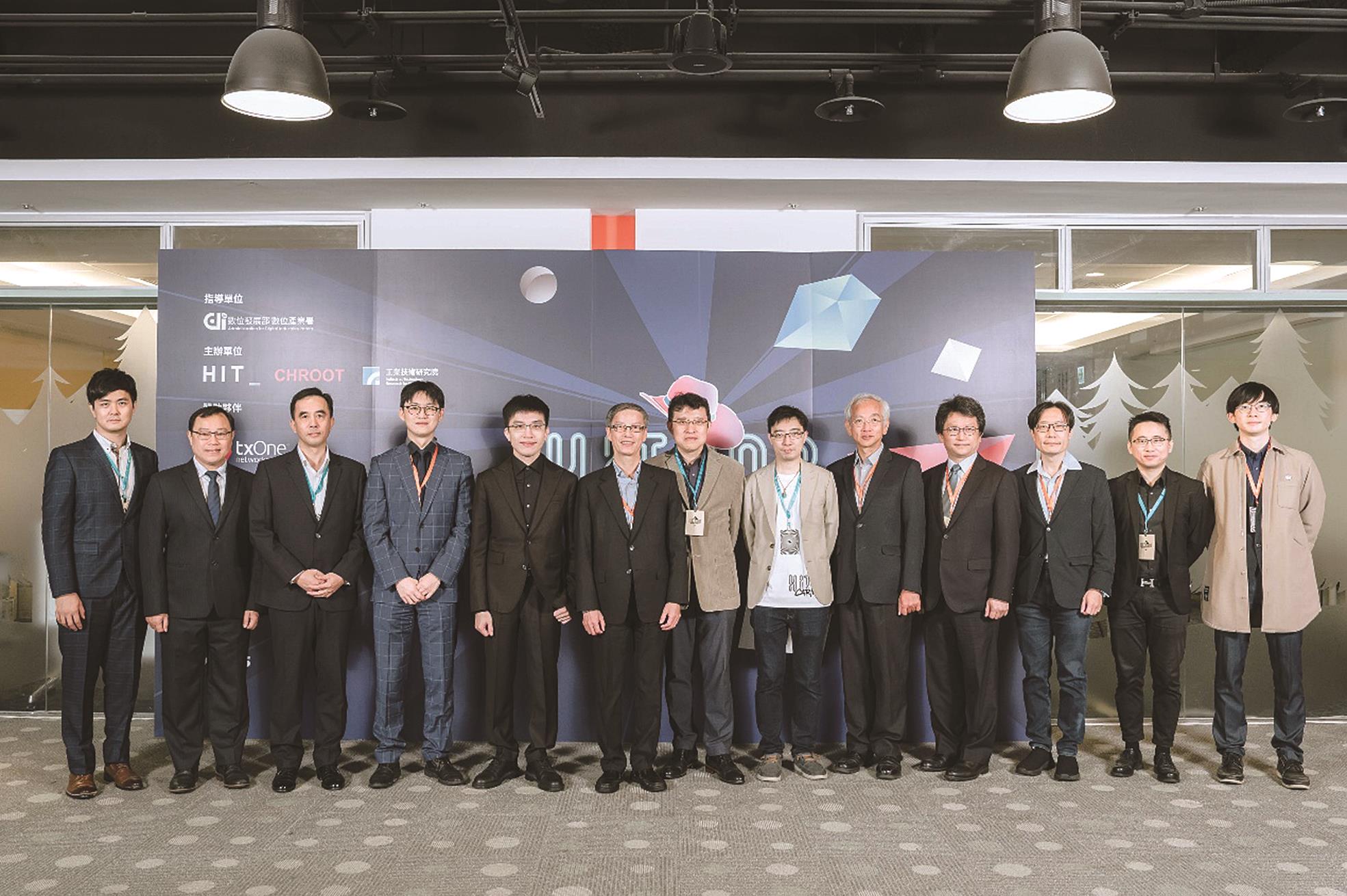 台灣駭客協會期望透過駭客的力量回饋社會,並藉由各項計畫,協助各界提升資安能力。左五為台灣駭客協會理事長翁浩正、左八為台灣駭客協會理事陳仲寬。(台灣駭客協會提供) image