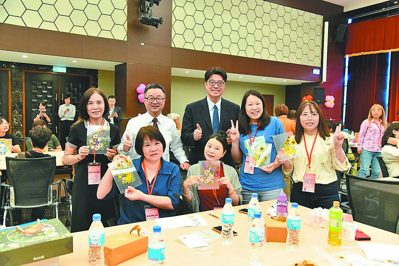 兩岸關係低迷,陸配近期頻頻成為新聞事件的群體,陸配子女也感受到壓力。圖為陸委會與海基會5月2日舉辦的母親節陸配關懷活動,陸委會主委邱垂正、海基會副董事長兼祕書長羅文嘉與陸配合影。(陸委會提供) image