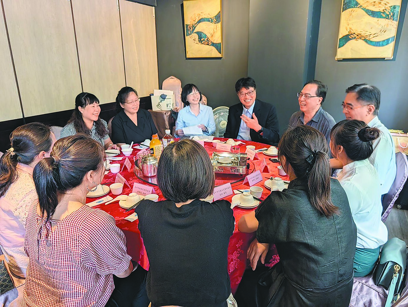 陸委會主委邱垂正26日到台中關懷陸配,說明政府協處補繳喪失原籍證明的政策,並解答個案疑義。(陸委會提供) image