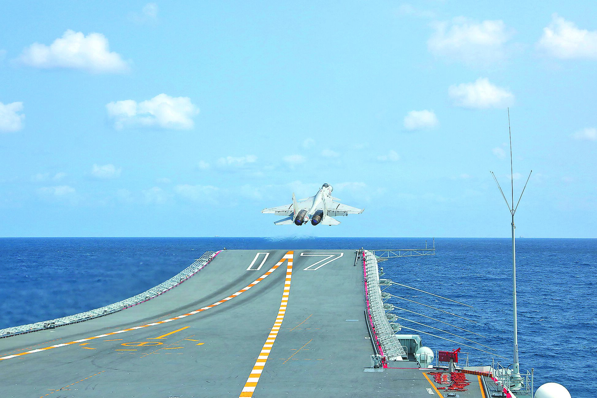 大陸航空母艦山東艦將於7月初訪問香港,並開放香港民眾申請登艦參觀。圖為殲-15艦載機從海軍山東艦起飛升空畫面。(新華社) image