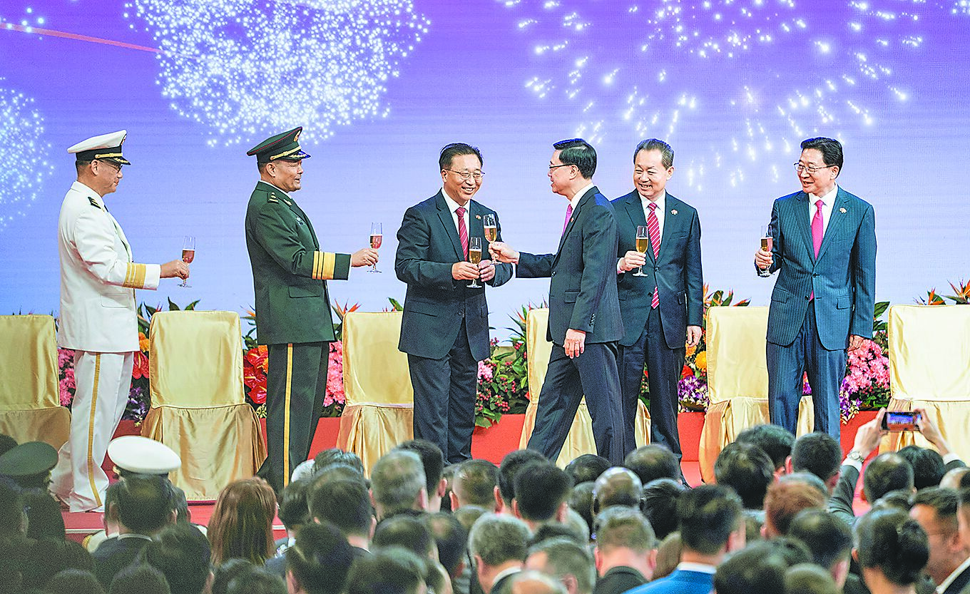 香港特區政府1日在香港會議展覽中心大會堂舉辦酒會,慶祝香港回歸祖國28周年和香港特別行政區成立28周年。(中新社) image
