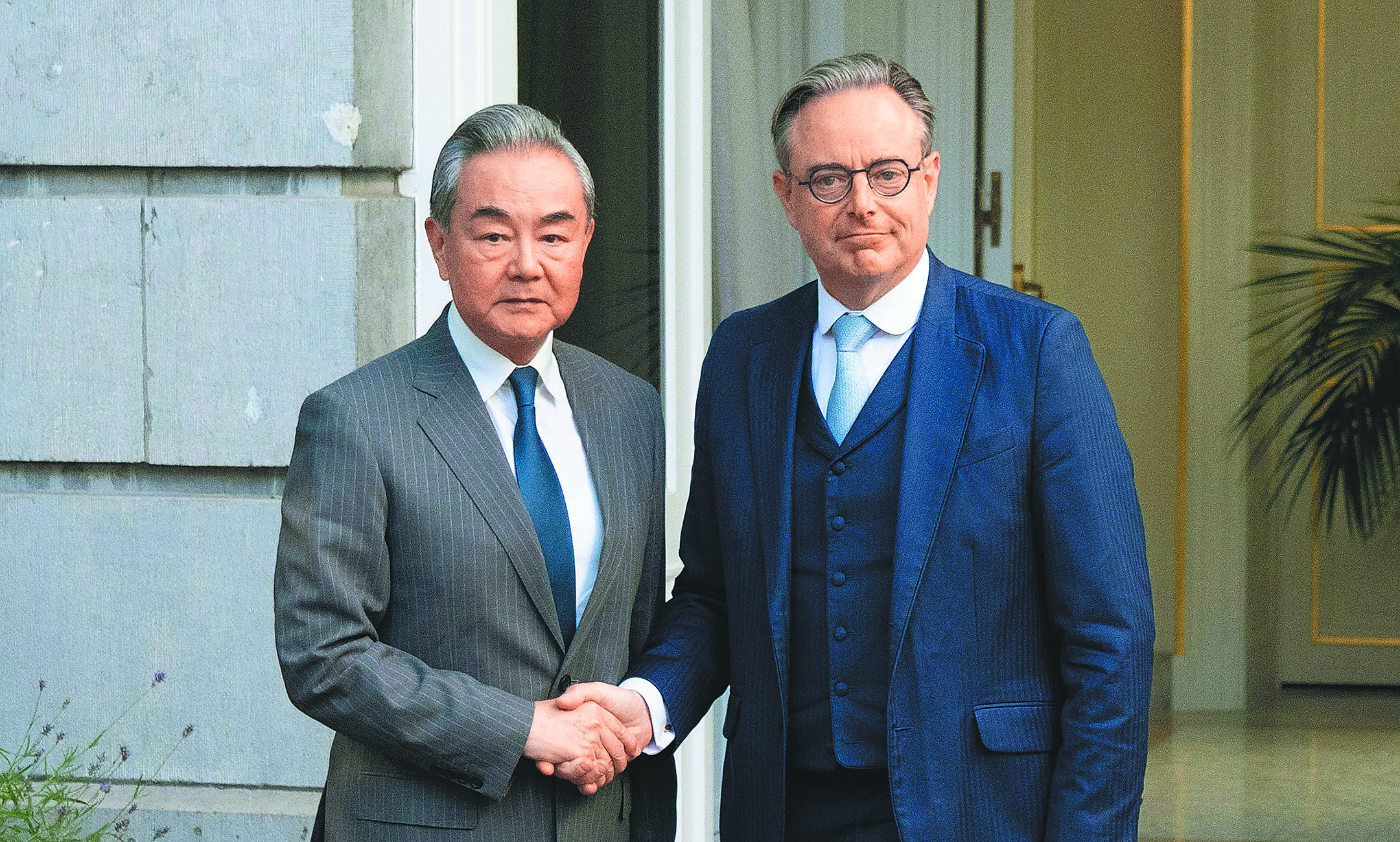 中國外交部長王毅1日在布魯塞爾與比利時首相德威弗舉行會晤,開啟為期一周的歐洲訪問行程。(新華社) image
