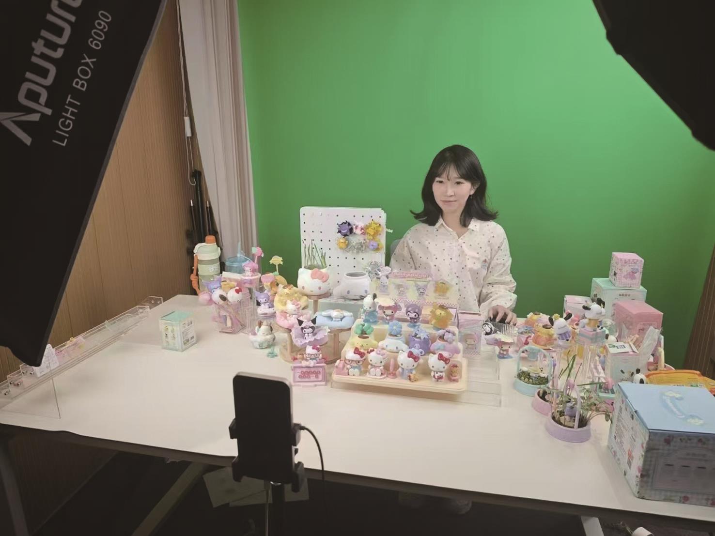 正在直播的王藝蓁。(周聖浩攝) 正在直播的王藝蓁。(周聖浩攝)