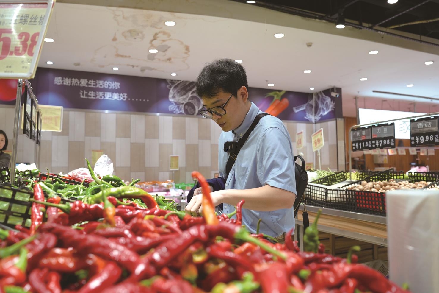 俞佳偉已在江西上饒工作、定居,下班後在超市買菜。(周聖浩攝) 俞佳偉已在江西上饒工作、定居,下班後在超市買菜。(周聖浩攝)