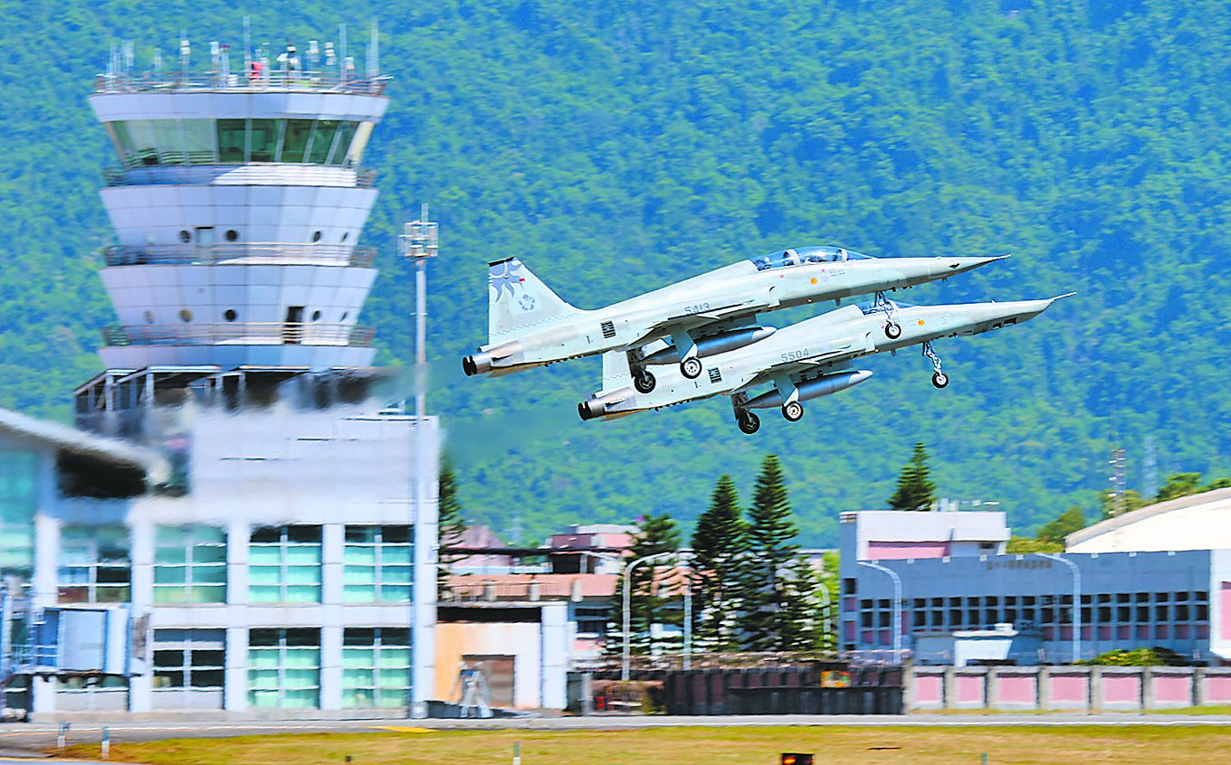 「空軍第5戰術混合聯隊RF-5E除役典禮」4日在花蓮基地舉行,
F-5F與RF-5E陸續起飛展現最後英姿。(姚志平攝) image