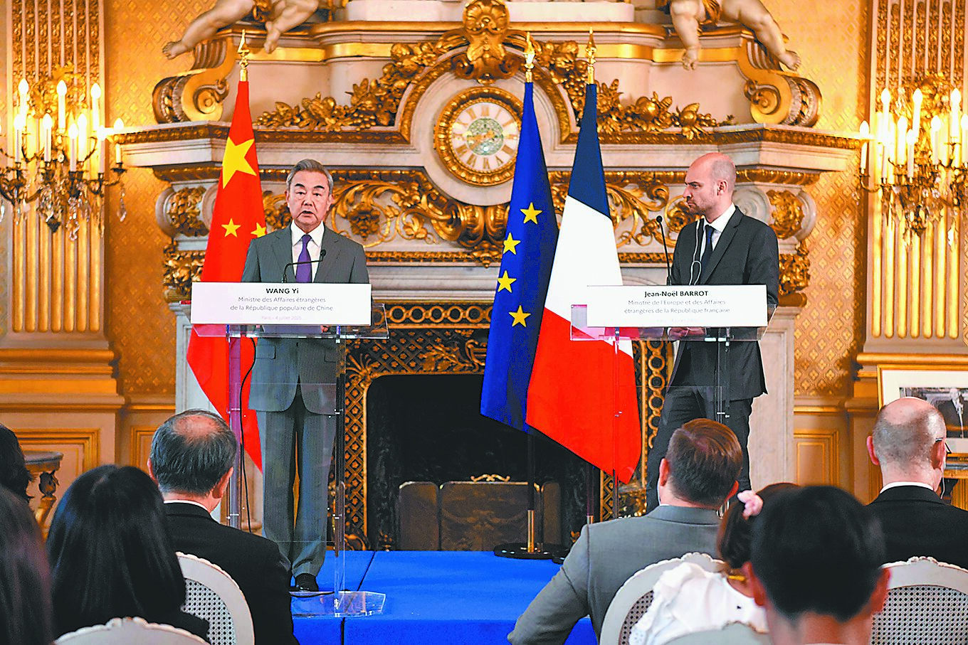 中共中央政治局委員、中國外交部長王毅4日在巴黎同法國外長巴羅共同會見記者並現場回答提問。(中新社) image