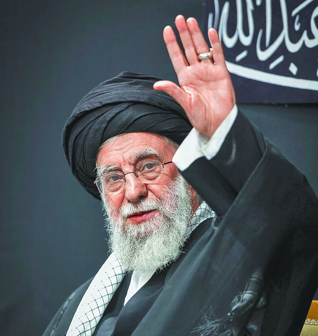 伊朗最高領袖哈米尼(Ali Khamenei),6日參加阿舒拉節(Ashura)前夕的哀悼儀式,這是自以色列和伊朗爆發12日戰爭以來,這位最高領袖的首次公開露面。(美聯社) image