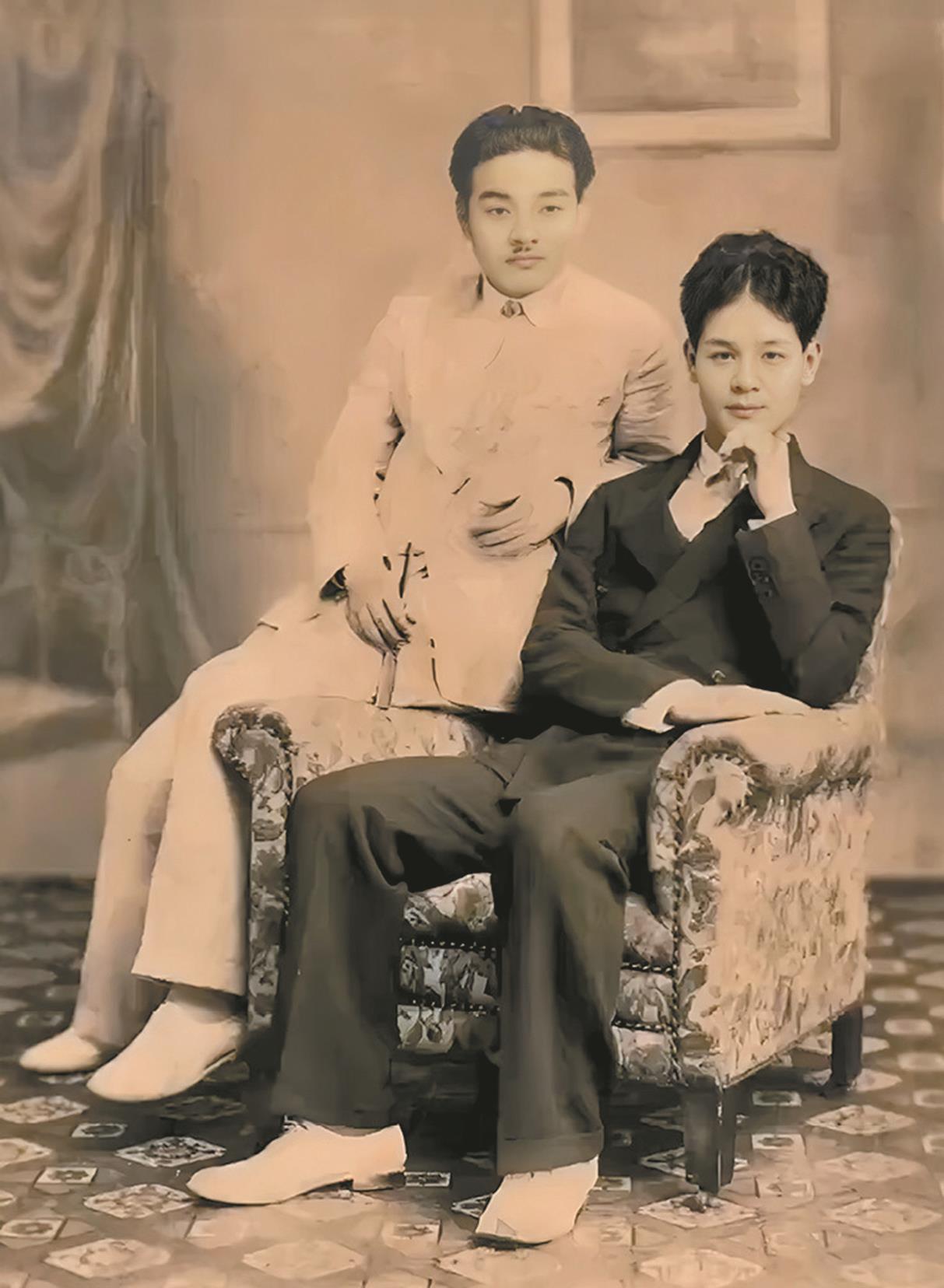 穿著白色西裝的帥氣外公。(時報出版提供) image
