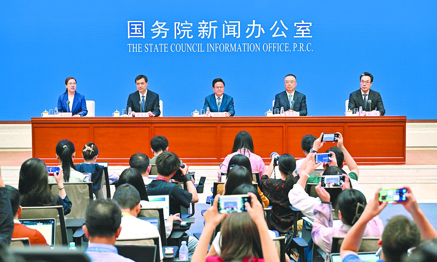 大陸國務院新聞辦公室9日在北京舉行「高質量完成『十四五』規劃」系列主題首場新聞發布會,大陸國家發展改革委主任鄭柵潔(中)介紹十四五經濟成就,並答記者問。(新華社) image