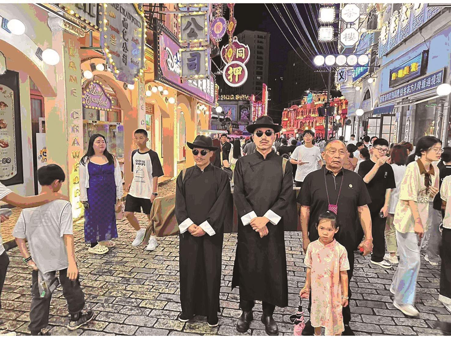 橫店影視城每天都有知名影劇角色和遊客互動。(方偉光攝) image