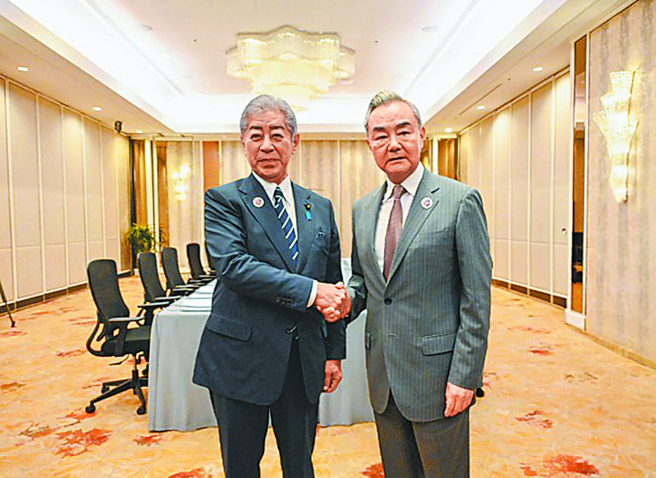 中國外交部長王毅與日本外相岩屋毅,10日在馬來西亞吉隆坡會談。(摘自中國外交部網站) image