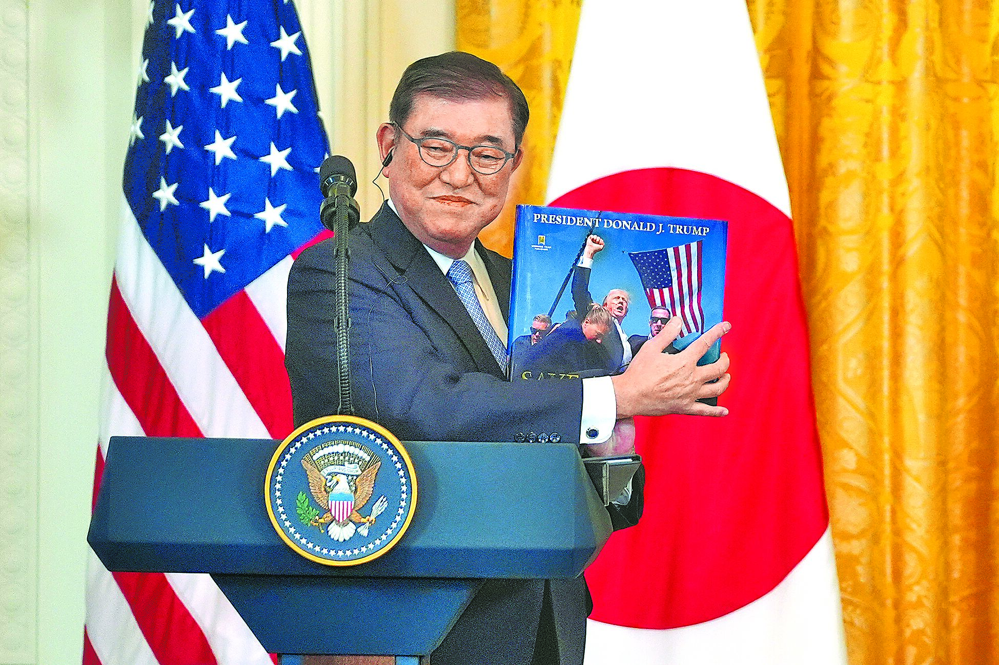 美國總統川普13日談及關稅談判時,透露日本政策轉向,暗示對日關稅可能重新調整,但未透露具體談判進展。(美聯社) image