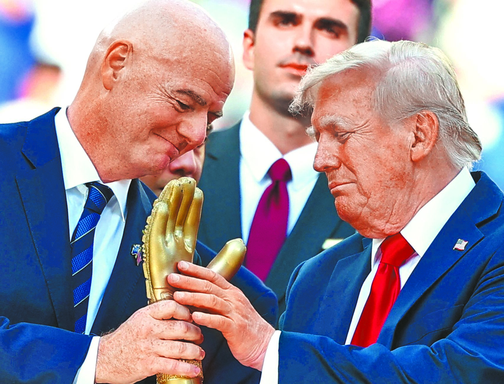 美國總統川普13日在紐澤西州大都會人壽體育場,觀看FIFA世俱盃冠軍賽。圖為川普與國際足總主席英凡提諾(Gianni Infantino)一起欣賞金手套獎盃。(路透) image