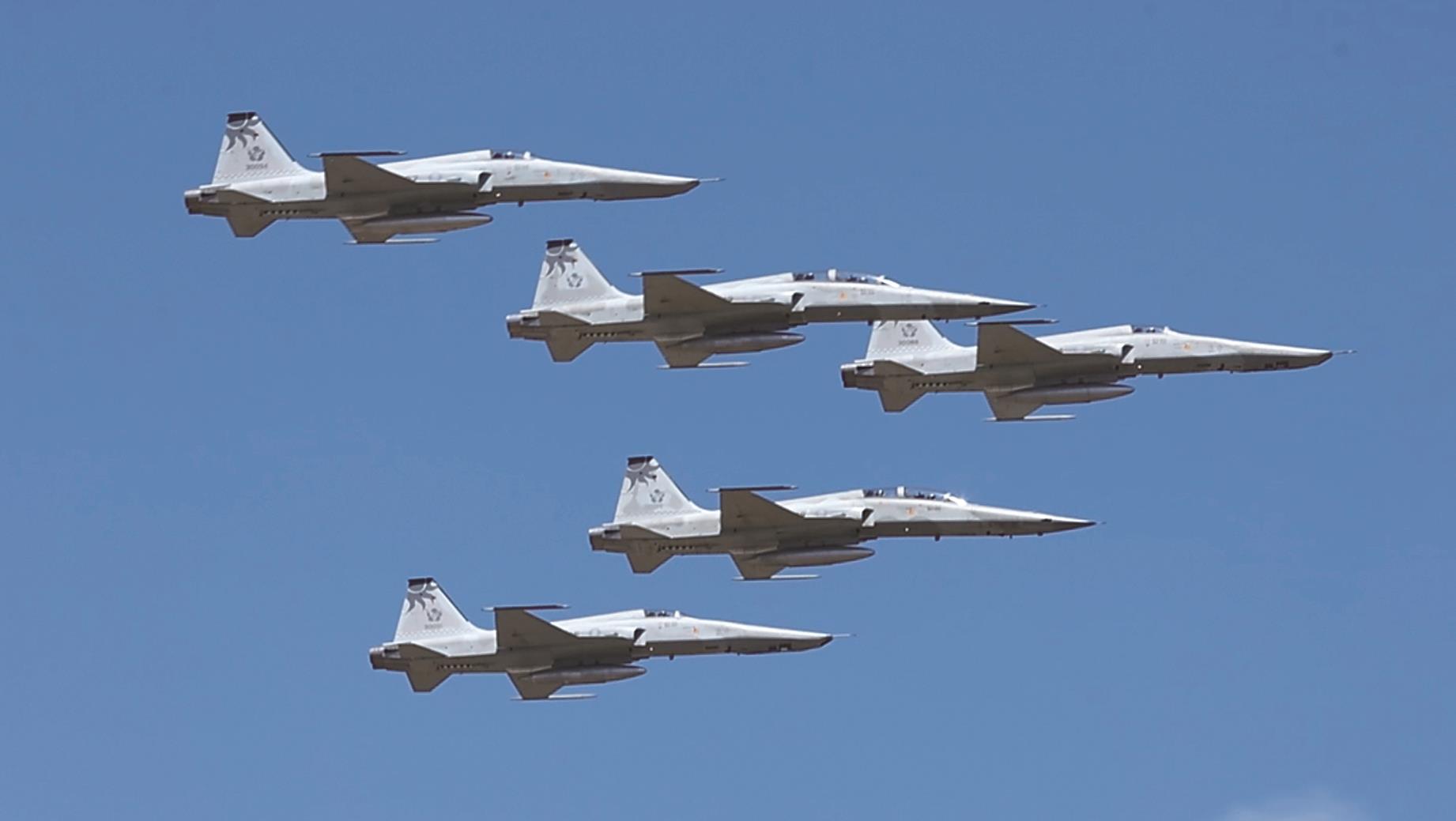 「空軍第5戰術混合聯隊RF-5E除役典禮」4日在花蓮基地舉行,F5-F與RF-5E以大雁隊形飛過觀禮台。(姚志平攝) image