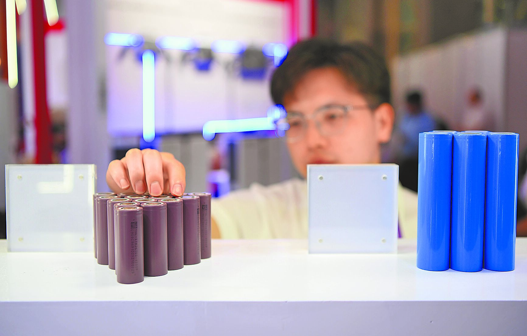 《中國禁止出口限制出口技術目錄》,新增1項限制類技術條目,涉及電池正極材料製備技術。圖為第135屆廣交會上展出的鋰電池產品。(新華社) image