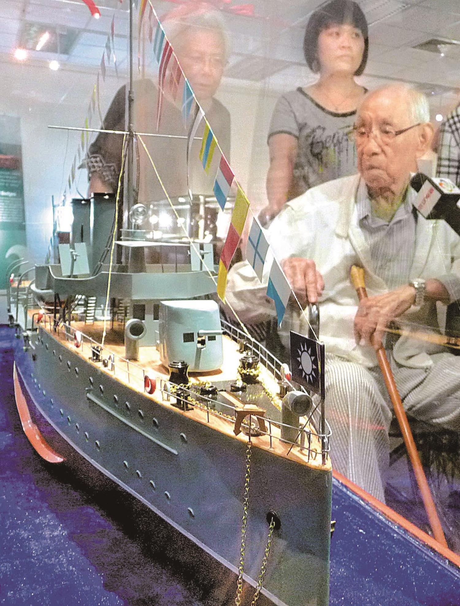 陳鳴錚參觀國父紀念館中山艦出水文物展,看著中山艦模型,若有所思。中山艦1938年在武漢長江被日機炸沉,他跳海求生,是至今兩位在世的倖存者之一。(本報資料照片) image
