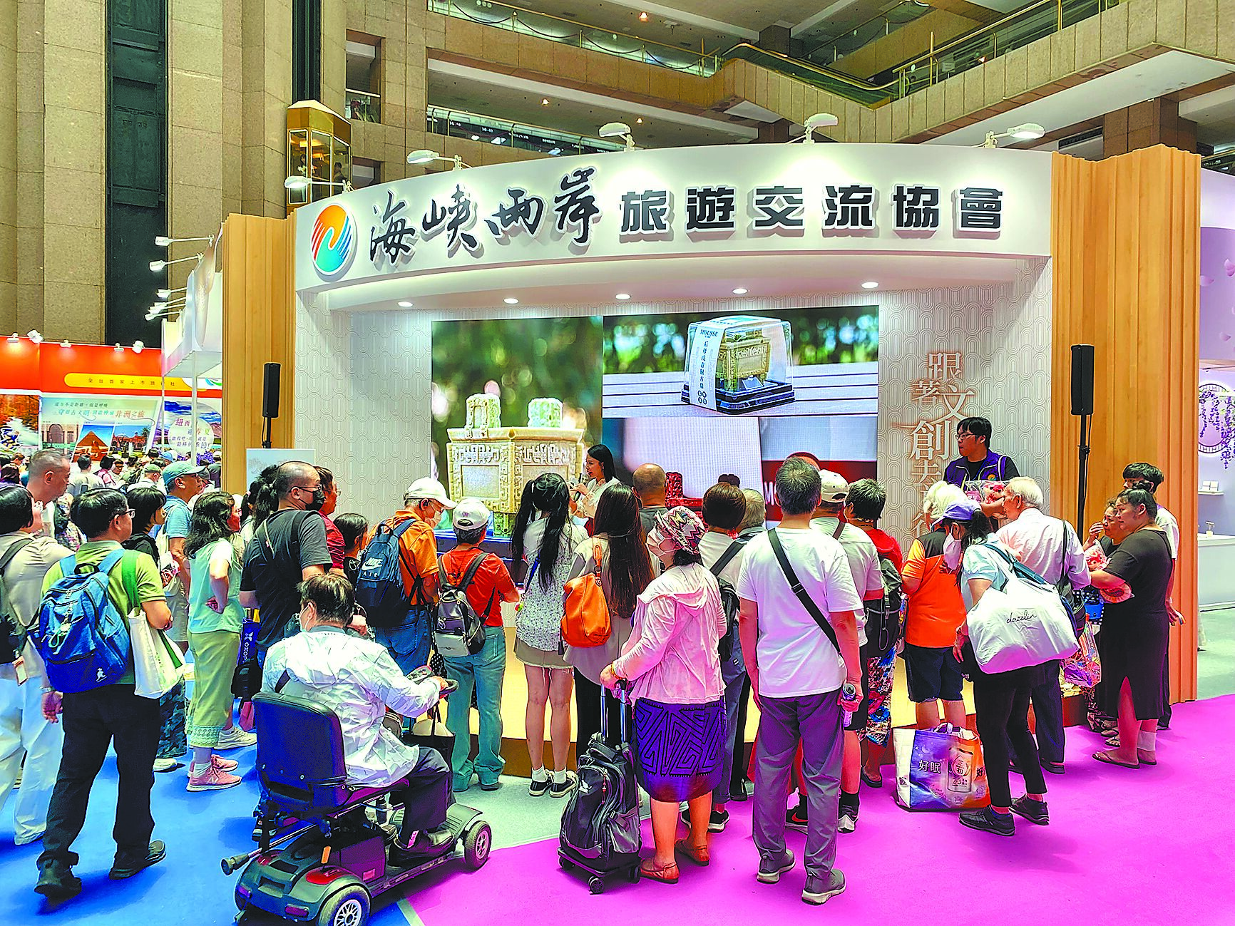 台北國際夏季旅展18日開幕,大陸逾300人申請來台設攤遭拒,陸方海峽兩岸旅遊交流協會則以博物館文創為主題,搭配大陸各省旅遊指南,推介旅遊資訊。(蔡明亘攝) image