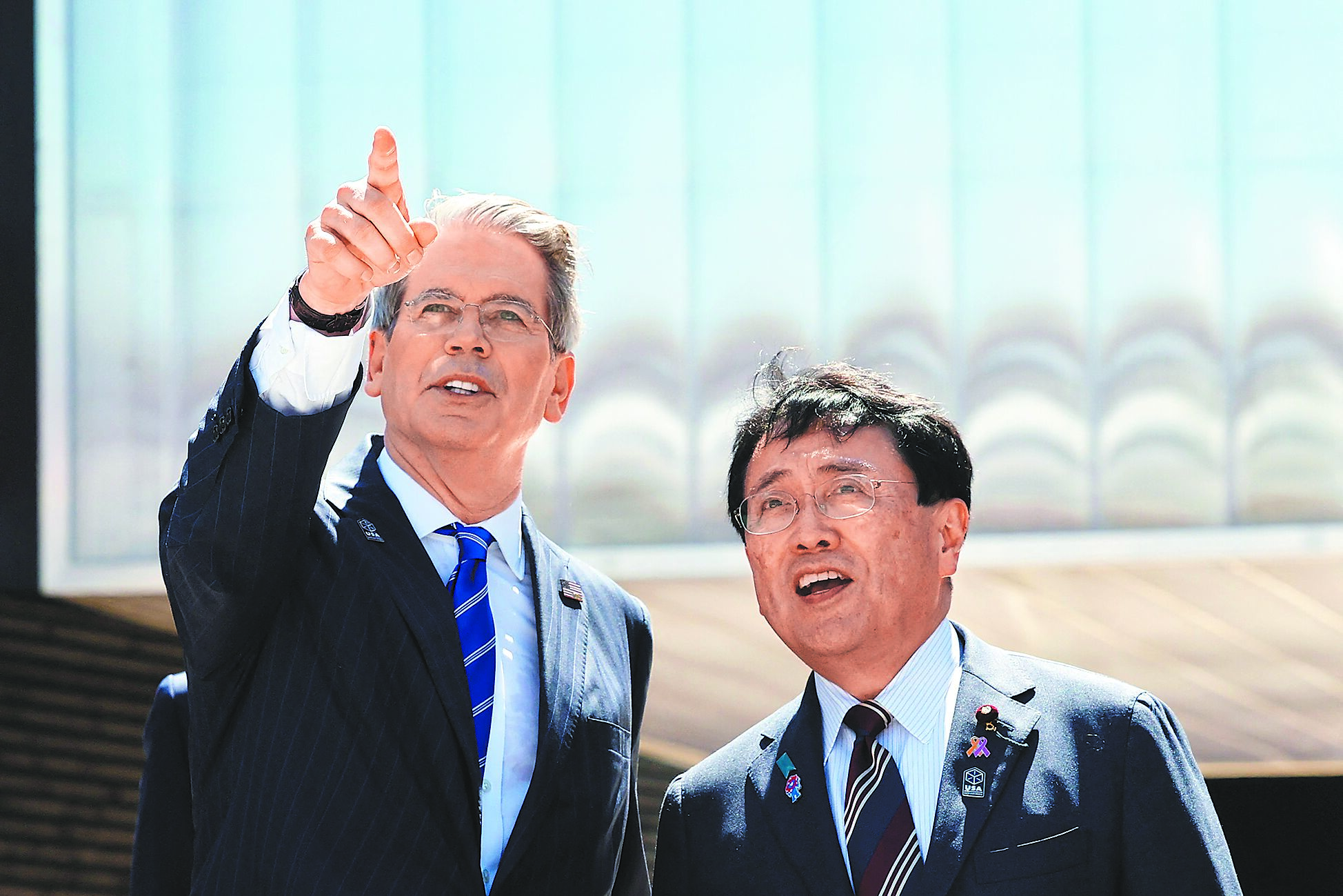 美國財長貝森特(左)19日與日本經濟再生擔任大臣赤澤亮正,參觀2025年世博會美國館。赤澤亮正同日宣布,他有意下周初訪美,展開第8輪美日關稅談判。(路透) image