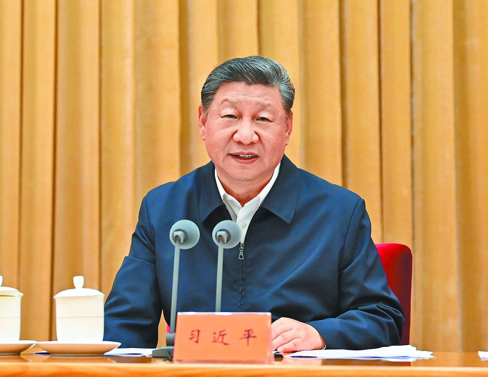 中共黨媒《人民日報》17日披露中共總書記習近平在會議中的發言細節。他強調規畫產業布局必須按規律辦事,罕見批評地方爭相發展AI人工智慧與新能源汽車。(新華社) image