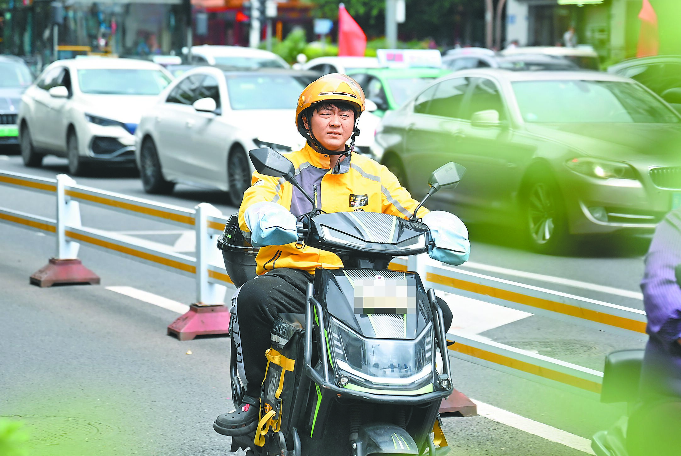 大陸外賣平台近日大打「零元購」補貼戰,引發市場亂象,三大平台18日遭大陸監管部門約談,要求規範促銷行為、理性競爭。圖為美團外賣小哥。(新華社) image