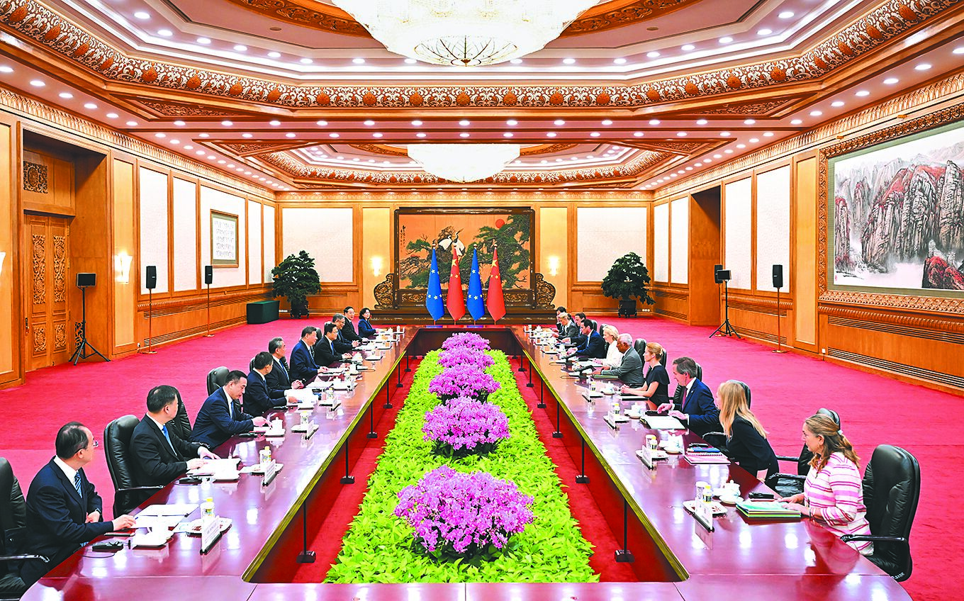大陸國家主席習近平24日在北京人民大會堂,會見歐洲理事會主席柯斯塔和歐盟執委會主席范德賴恩。(新華社) image