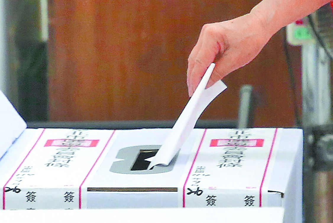 針對台灣大罷免結果,大陸國台辦27日表示,民進黨的政治操弄不得人心,遭陸委會反嗆,北京當局錯誤解讀。圖為民眾投下神聖一票。(本報資料照片) image