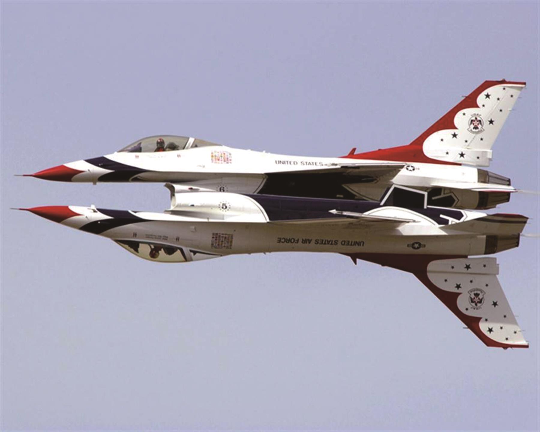 上下交疊的F-16。美國空軍的雷鳥小組有著極為精湛的飛行實力。(美國空軍) image