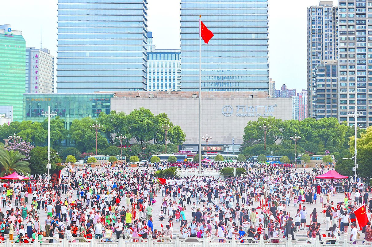 中國共產黨於1927年8月1日在南昌建軍,2025年8月1日是解放軍建軍98周年,圖為南昌民眾當日在八一廣場慶祝。(中新社) image