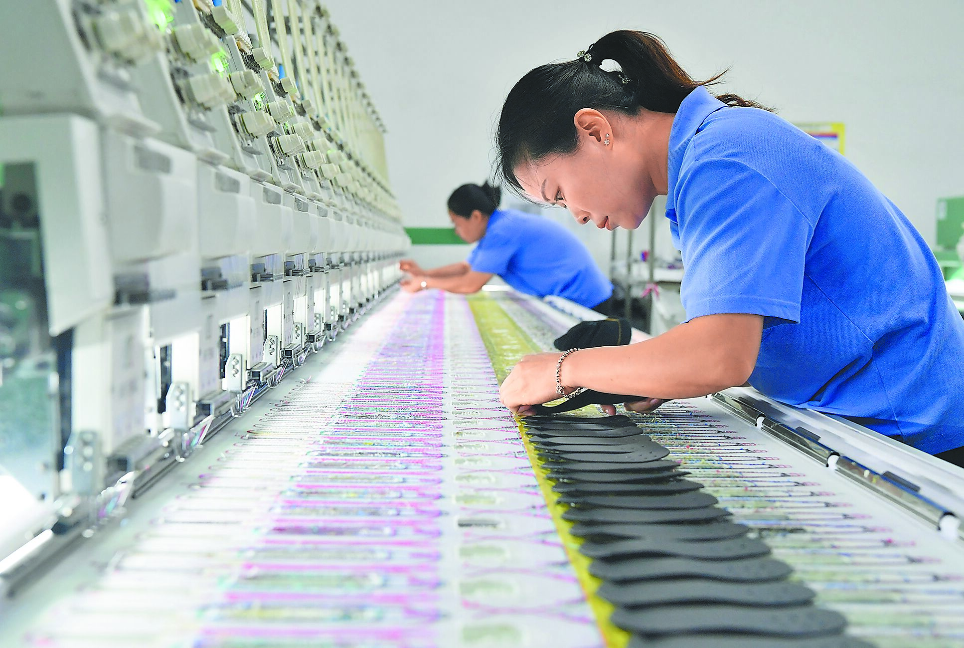 滙豐將大陸今年GDP增長預測由4.5%升至4.9%,2026年預測由4.1%升至4.6%。(中新社) image