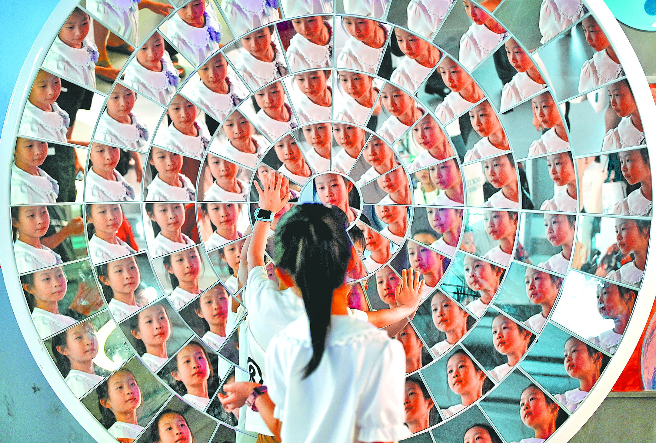 標普全球5日公布7月中國服務業PMI為52.6,創下近14個月新高。圖為小朋友在福州科技館參觀。(中新社) image