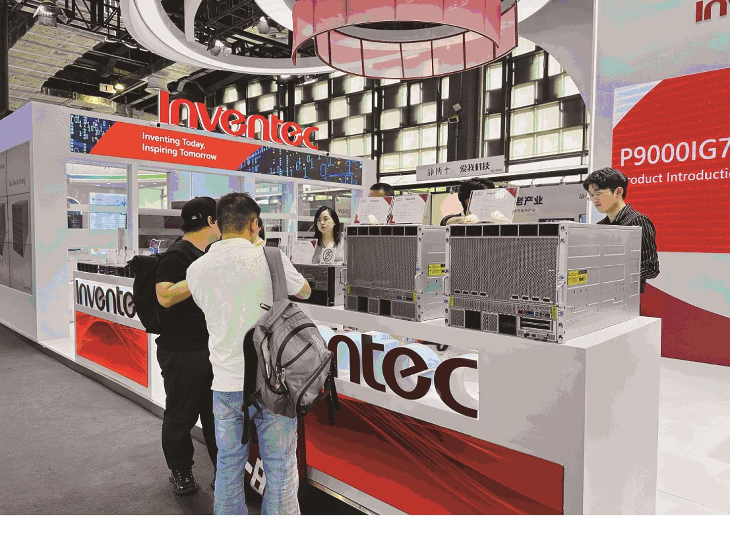 台商英業達等科技廠商也在上海2025世界人工智慧大會上展示人工智慧解決方案。(方偉光攝) image