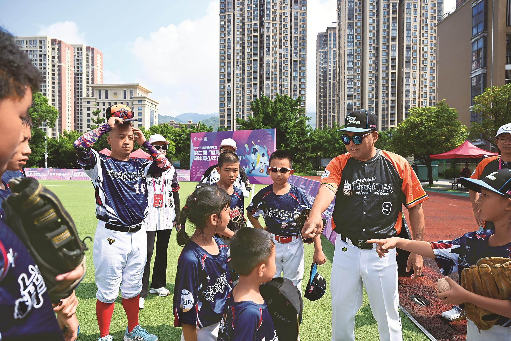 來自台灣的新北青少年棒球隊共30位選手,與福州兩支學校代表隊相聚一堂,以棒球為共同語言,展開一場熱血與情誼交織的文化旅程。(陳祖昌攝) image