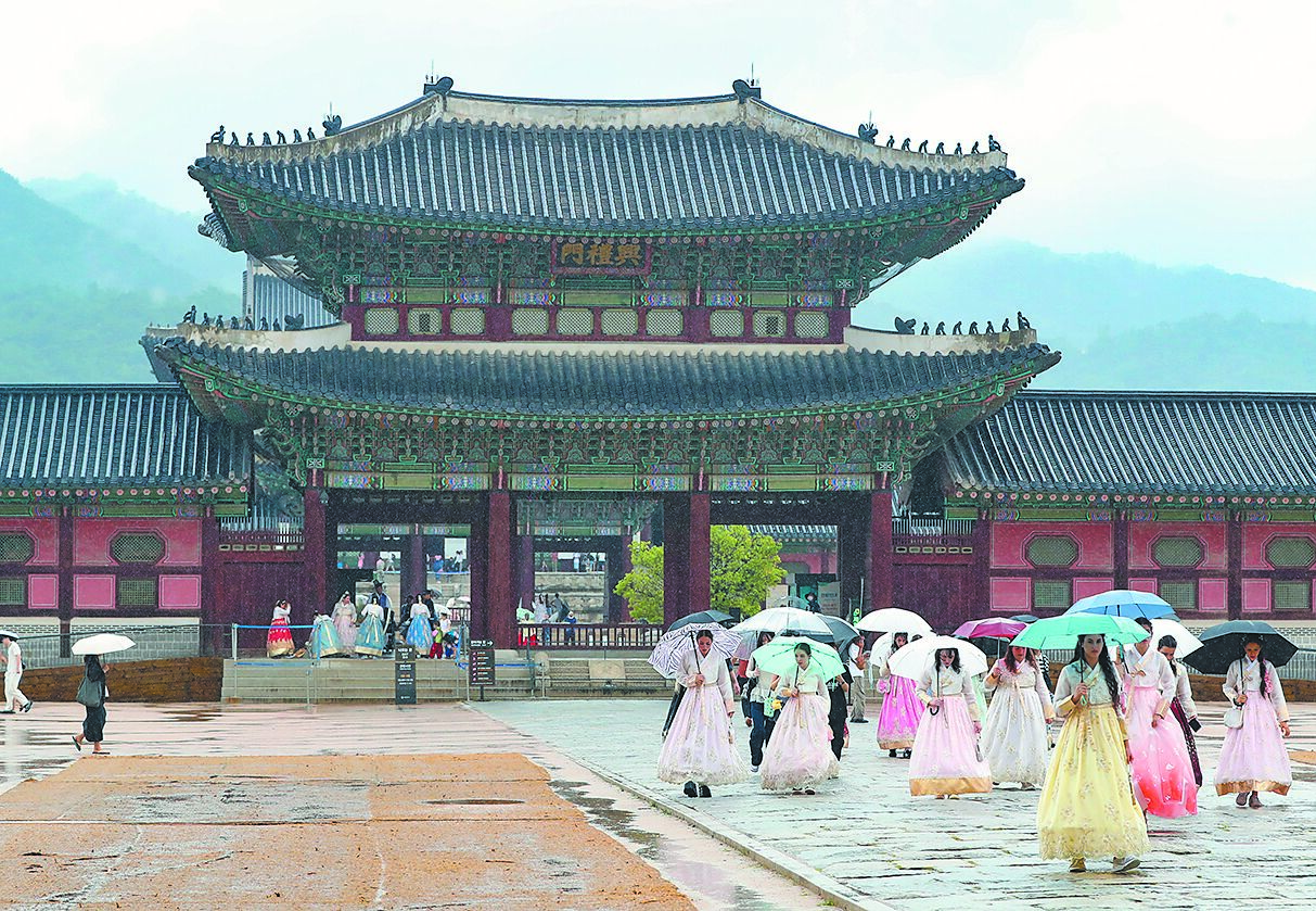 韓國6日宣布,將從9月底起對中國大陸團體旅客實施免簽政策。圖為遊客在韓國首爾景福宮參觀。 (新華社) image
