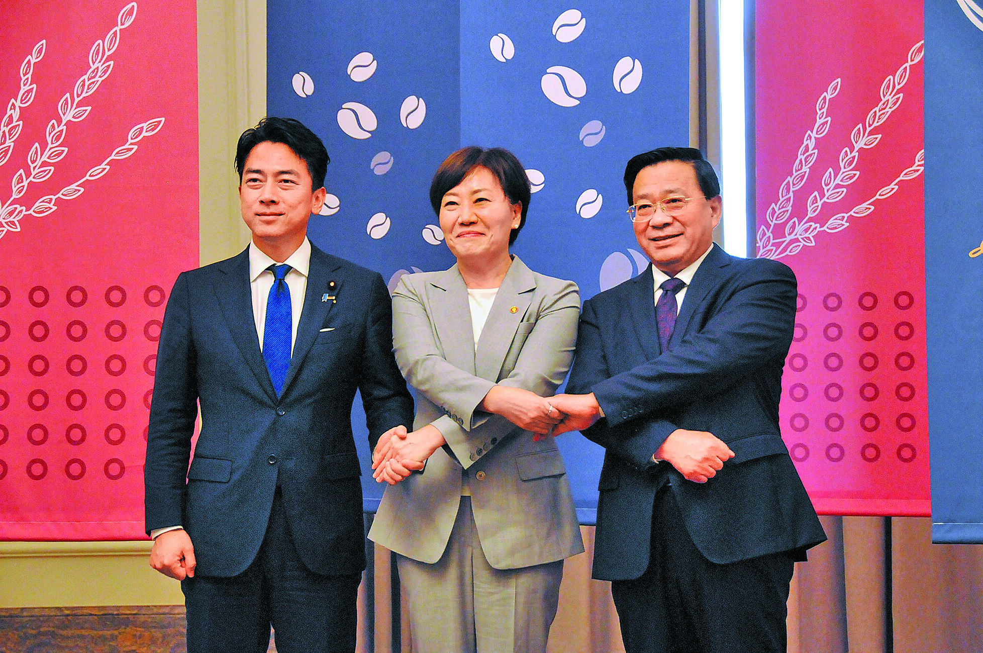 中日韓農業部長會議,相隔7年,11日在韓國仁川舉行。由左到右分別為日本農林水產大臣小泉進次郎、韓國農林畜產食品部長官宋美玲、中國農業農村部部長韓俊。(新華社) image
