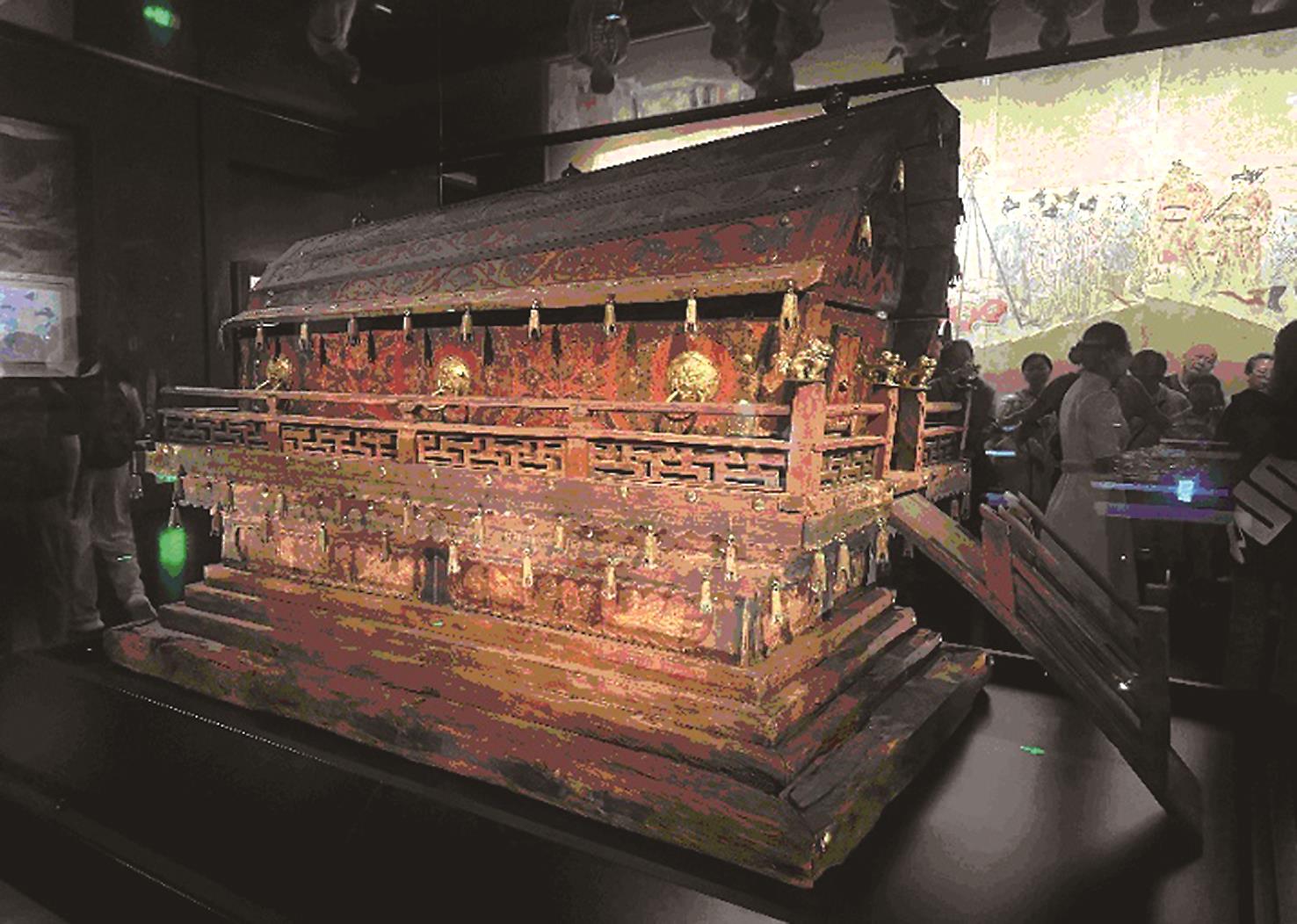 遼代彩繪木棺及棺座。(蔡宜伶攝) image