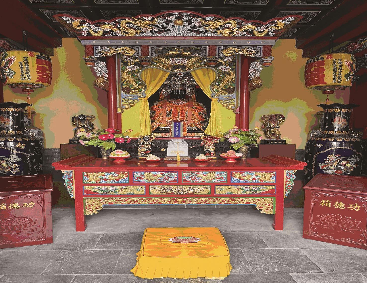 進入朝宗殿後,殿內的媽祖神像、古碑、出巡仗儀等文物,多數皆來自於台灣雲林北港朝天宮。(蔡宜伶攝) image