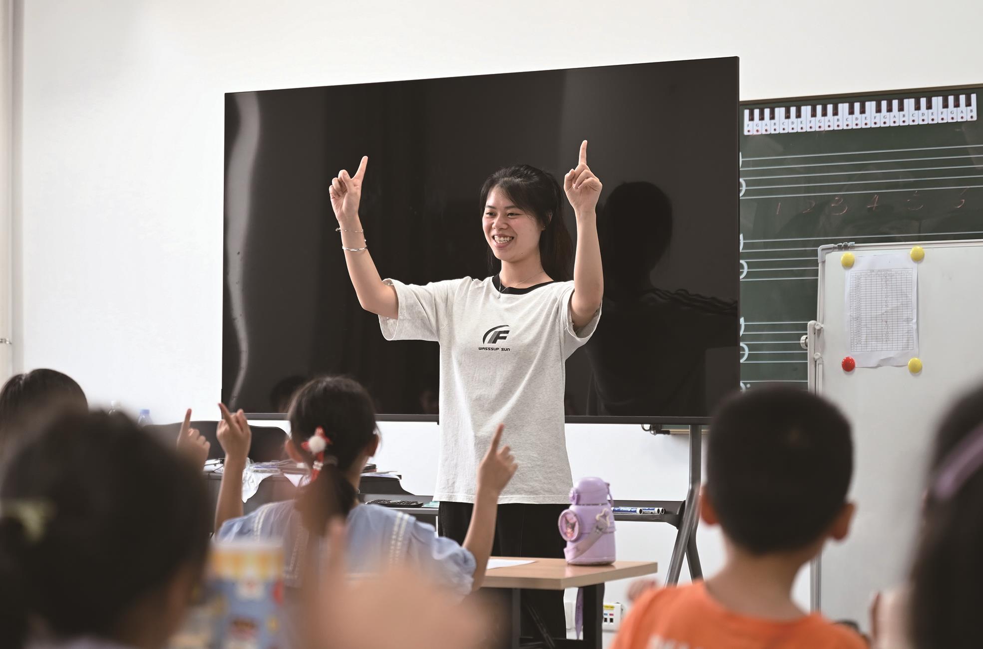 今年以來,大陸各地陸續傳出,新聘教師遭擬入職學校以「招生率未達預期」片面解約。圖為示意圖。(新華社) image
