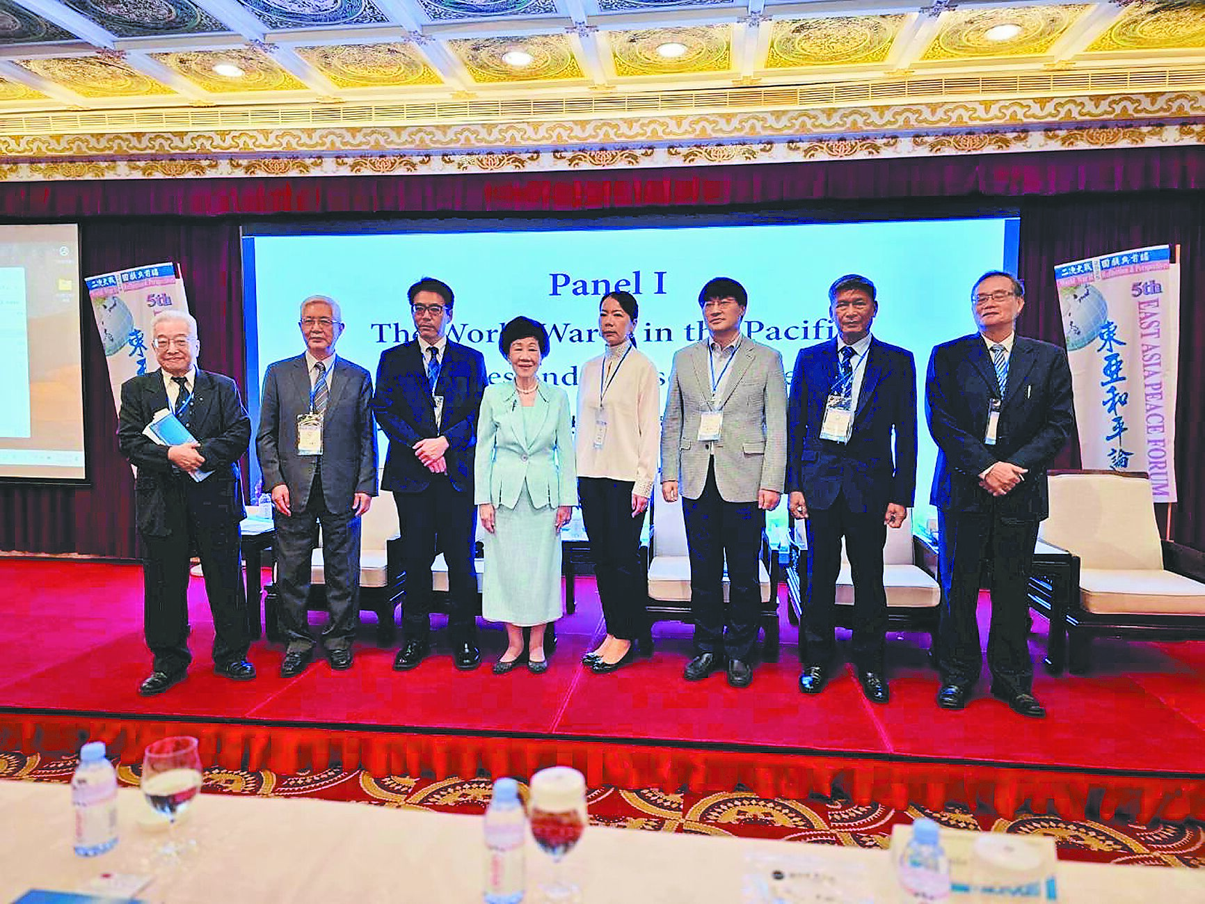 菲律賓前海軍司令寇帝茲(右二),16日在台北參加由民主太平洋聯盟、呂秀蓮文教基金會等團體舉辦的第5屆「東亞和平論壇」,並發表專題報告。(呂秀蓮辦公室提供/黃敬文台北傳真) image