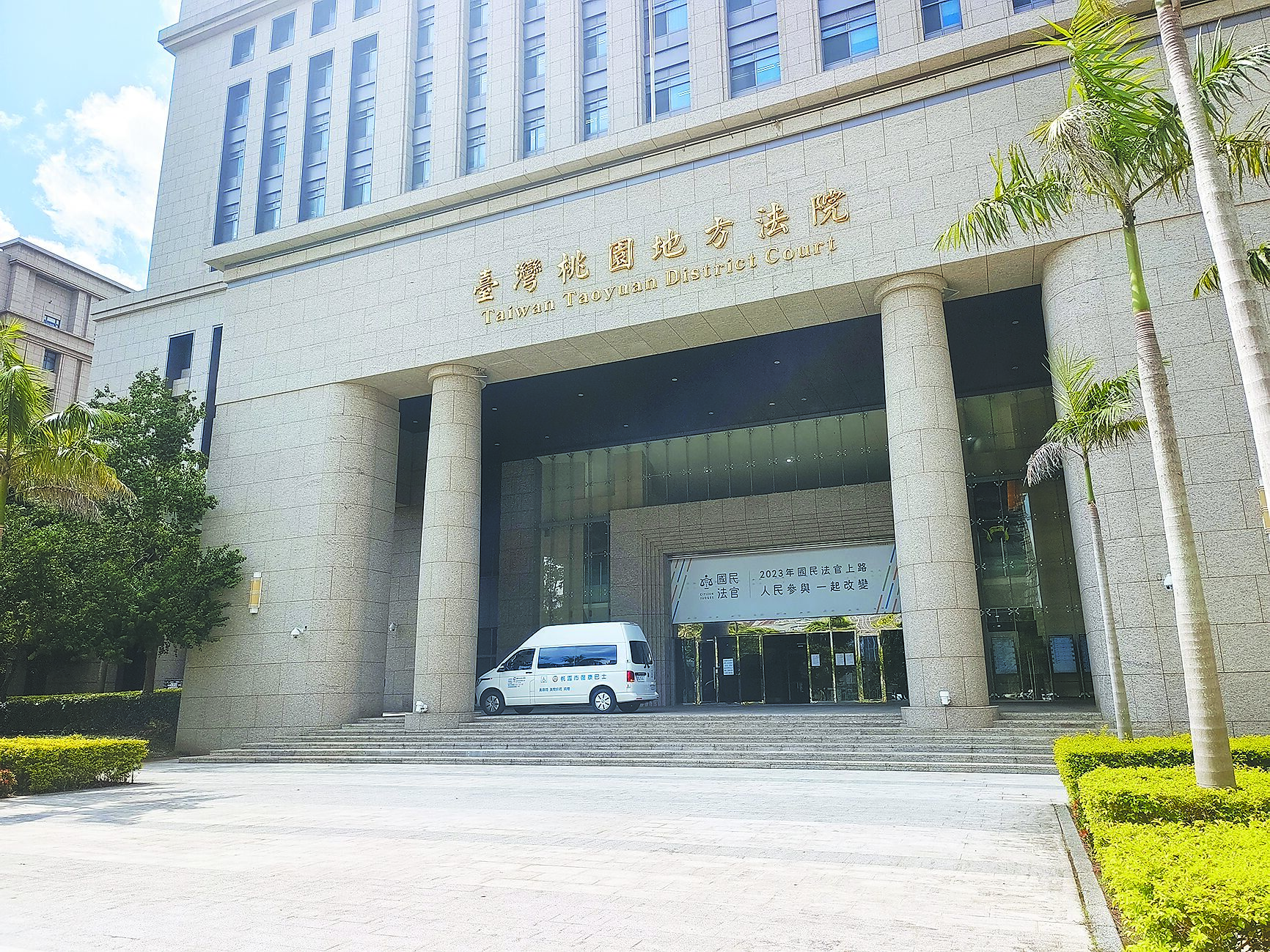 大陸41歲宋姓男子2025年5月15日和17歲兒子以橡皮艇從福建偷渡到桃園觀音沙灘。因宋坦承犯行,桃園地方法院26日宣判,處有期徒刑8月。至於兒子已經裁定不付審理,近期將遣返出境。(賴佑維攝) image