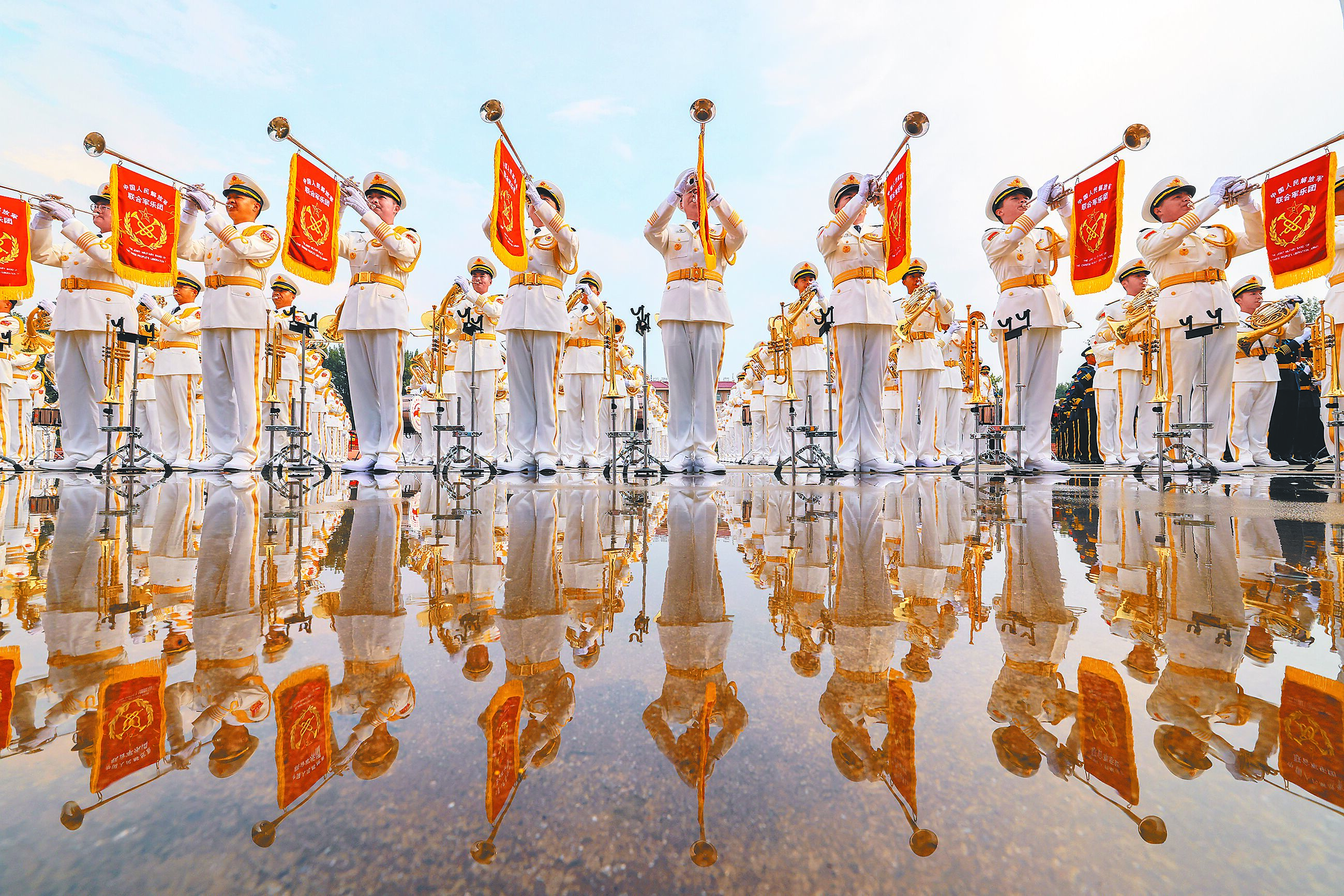 BBC中文網撰文分析,中共9月3日將舉辦的抗日戰爭80周年活動和閱兵,將有包括權力展示、智能戰爭、盟友變遷、兩岸角力等看點。圖為解放軍聯合軍樂團在為閱兵集訓。(新華社) image