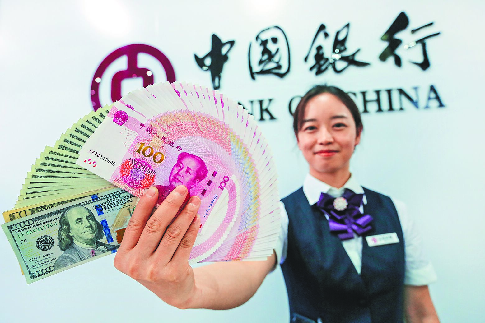 中國外匯交易中心25日公布,銀行間外匯市場人民幣匯率中間價為1美元兌人民幣7.1161元、調升160個基點,創2024年11月以來新高。(中新社) image