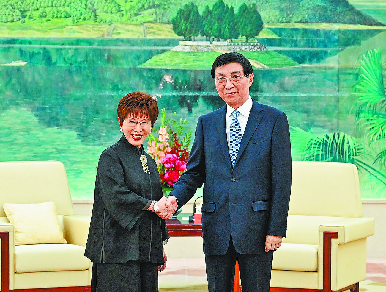 大陸全國政協主席王滬寧(右),4日將會見出席抗戰紀念活動的洪秀柱(左)等台灣嘉賓。圖為2人5月曾在北京見面。(新華社) image