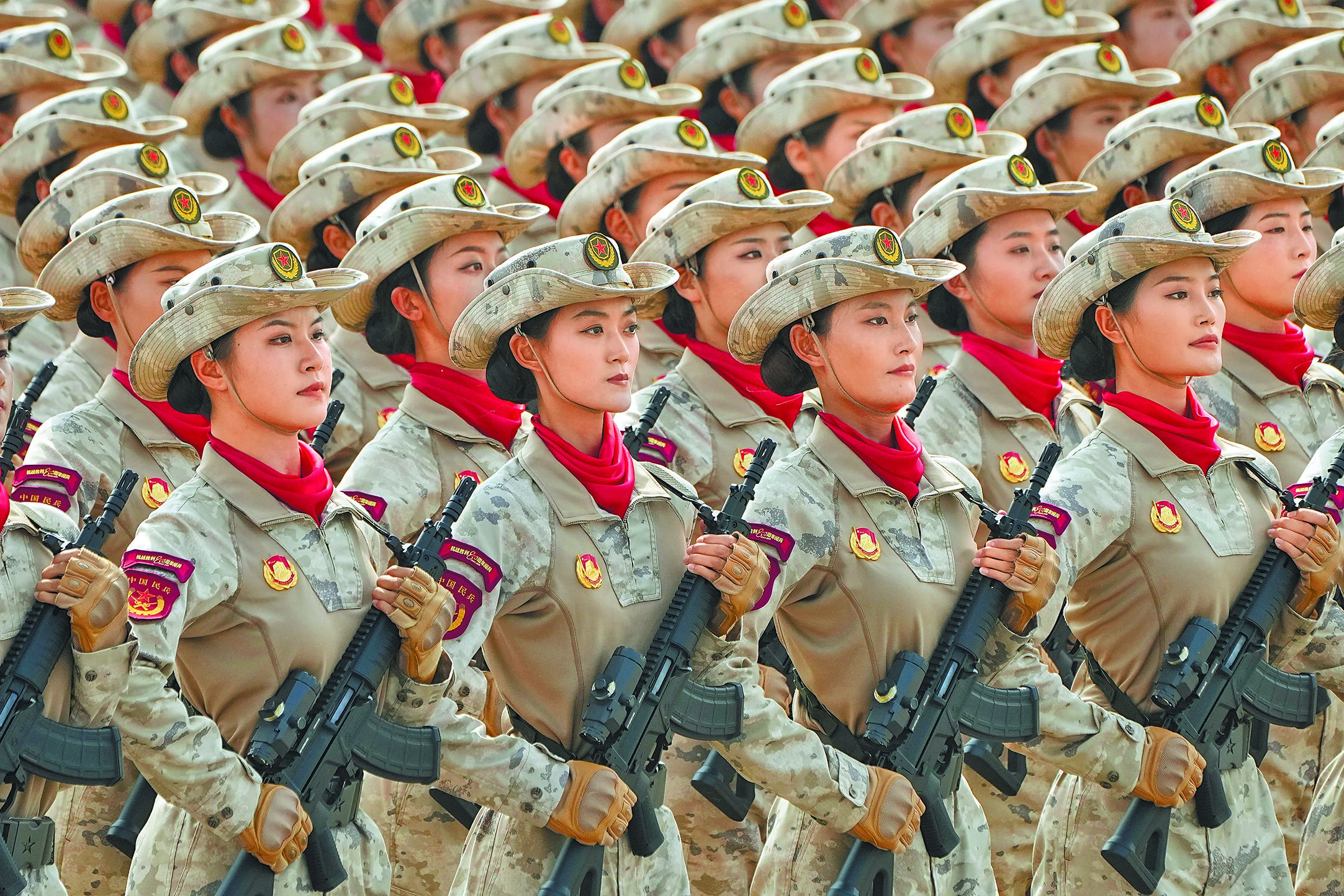 中共總書記習近平3日在閱兵活動後的招待會上表示,堅持走和平發展道路,絕不能重回弱肉強食的叢林法則。圖為3日北京閱兵隊伍中的「民兵方隊」。(新華社) image