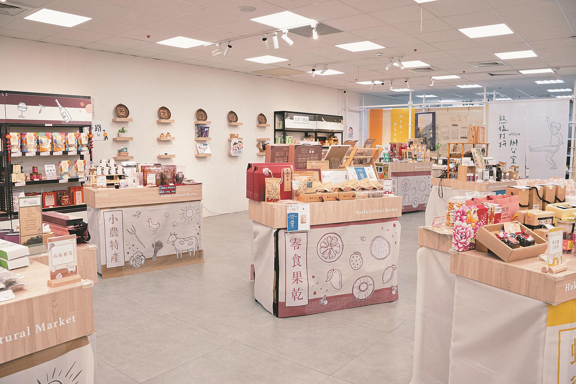 天光雜貨店集結超過100家品牌、上千個品項,讓客家文化透過農特產與工藝品走進日常。(桃園誌提供) 天光雜貨店集結超過100家品牌、上千個品項,讓客家文化透過農特產與工藝品走進日常。(桃園誌提供)