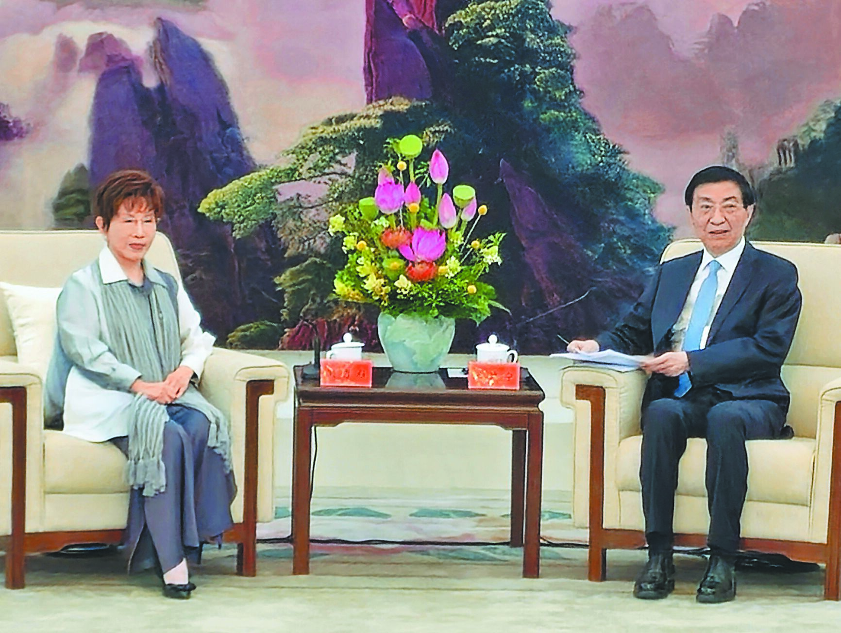 國民黨前主席洪秀柱3日受邀觀禮大陸九三閱兵,4日下午,中共中央政治局常委、大陸全國政協主席王滬寧(右)在人民大會堂會見洪秀柱(左)一行。(藍孝威攝) image