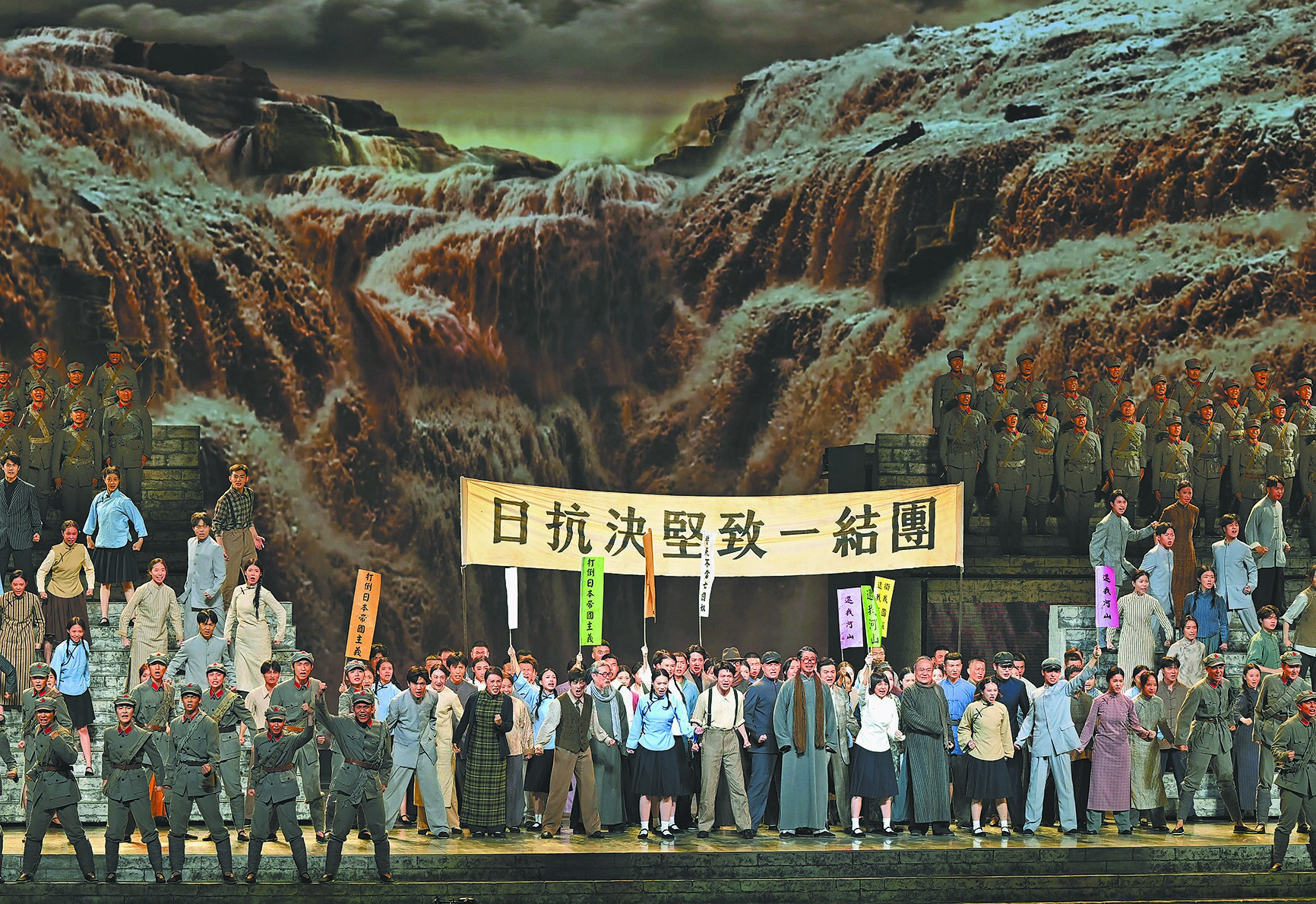 部分台灣藝人於大陸九三閱兵當日,仍轉發央視圖卡,陸委會副主委梁文傑4日表示,央視應有提供文字模板給藝人轉發,「打了一個擦邊球」。圖為3日晚在北京人民大會堂舉行的抗戰勝利80周年文藝晚會。(新華社) image