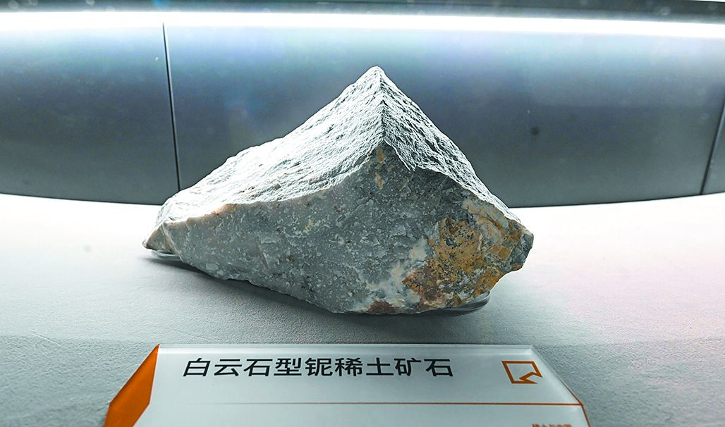 美國總統川普日前表示,飛機零件是華盛頓對抗北京對稀土限制的關鍵產品。圖為內蒙古包頭稀土博物館典藏的稀土礦石。(新華社) image